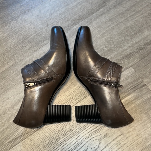Clarks Bendables Leather Ankle Boots Size 9W - Picture 6 of 8
